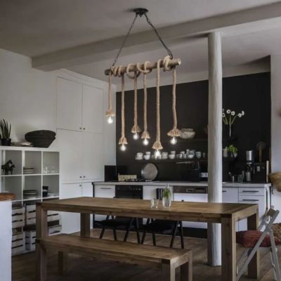 Lustre corde au dessus d'une table à manger en bois